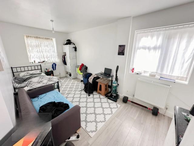 Apartment at Sweet Briar Grove, London