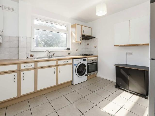 Apartment at Pathfield Road, Greater London
