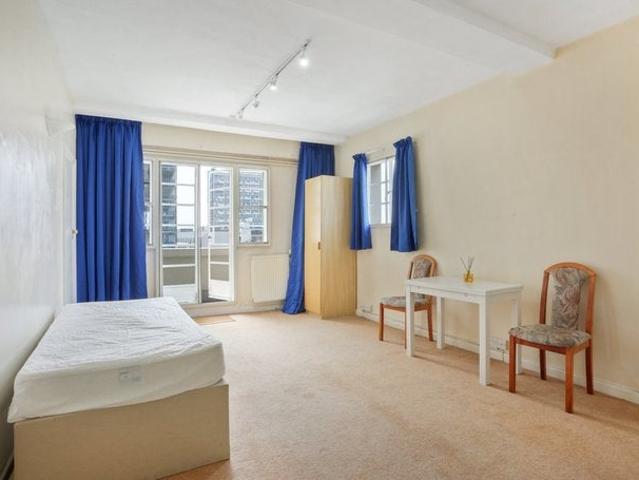 Apartment at Palace Gardens Terrace, Greater London