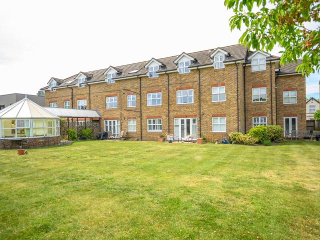 Apartment at Pemberton Road, Elmbridge