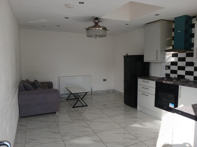 Apartment at Pinkwell Avenue, Greater London