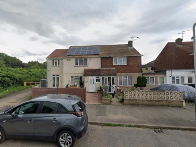 Apartment at Pinkwell Lane, Greater London