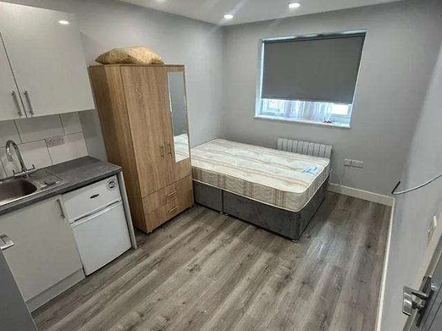 Apartment at Pinkwell Lane, Greater London
