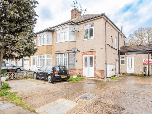 Apartment at Pinner Park Avenue, Greater London