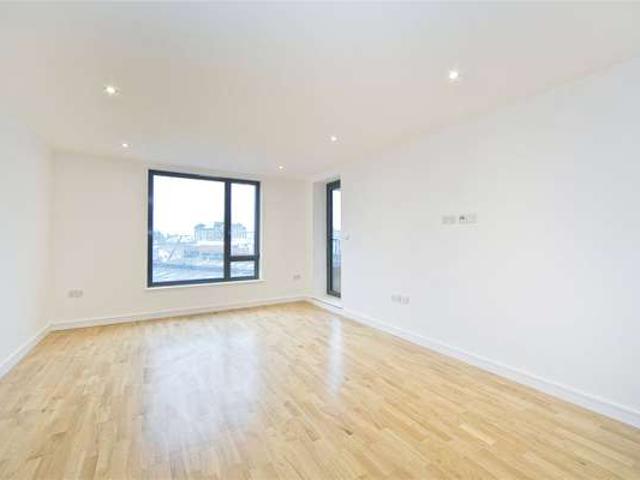 Apartment at Prince Edward Road, Greater London
