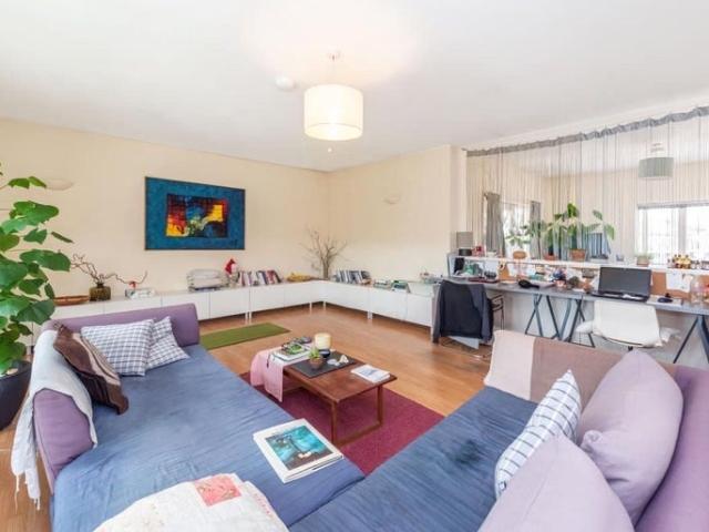Apartment at Prince Edward Road, Greater London