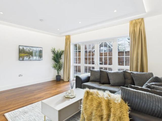 Apartment at Purley Downs Road, Greater London