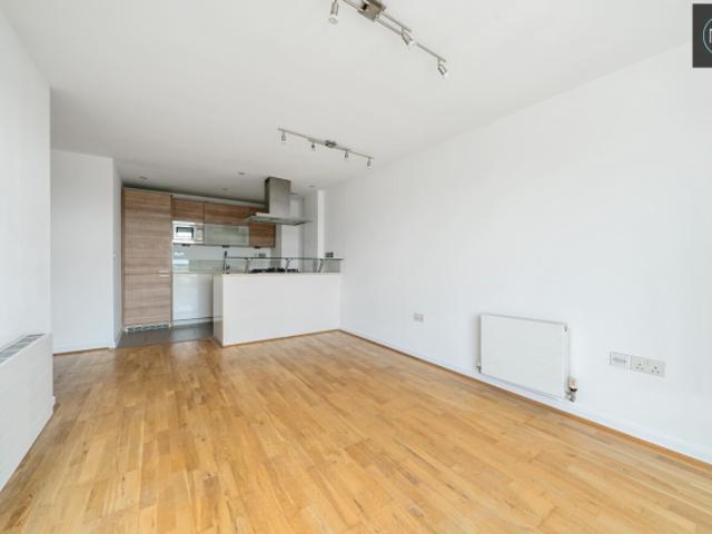 Apartment at Queen Mary Avenue, Greater London