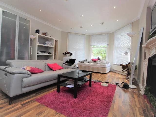 Apartment at Queens Avenue, Greater London