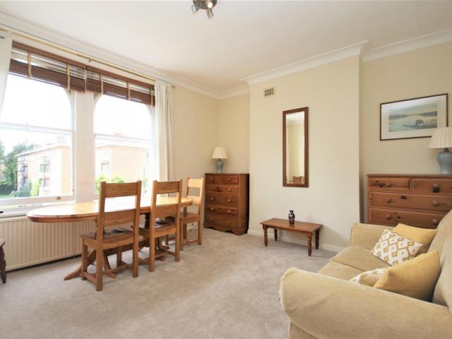 Apartment at Queen's Drive, Greater London