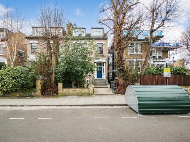Apartment at Queen's Drive, Greater London