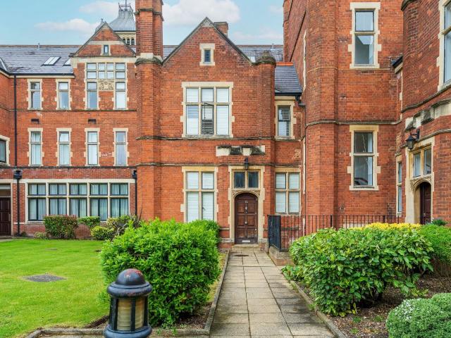 Apartment at Royal Connaught Drive, Hertsmere