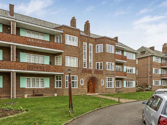 Apartment at Roehampton Close, Greater London