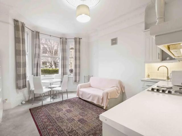 Apartment at Rostrevor Road, Greater London