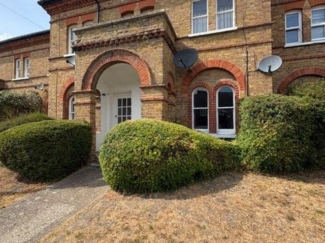 Apartment at Raglan Road, Woking