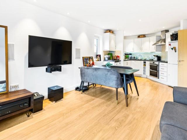 Apartment at Reynolds Avenue, Reigate and Banstead