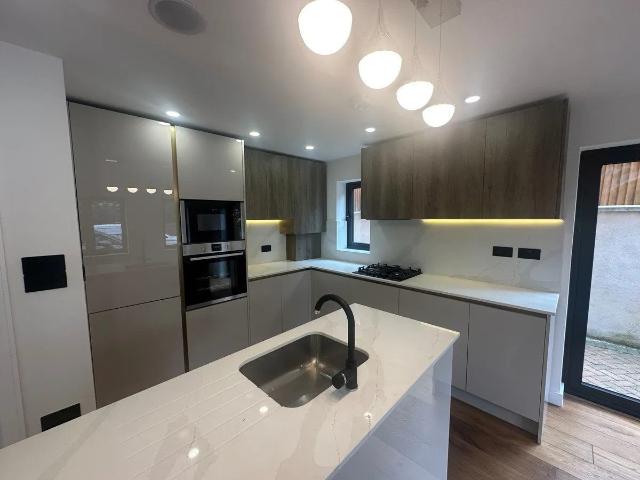 Apartment at Riddlesdown Road, Greater London