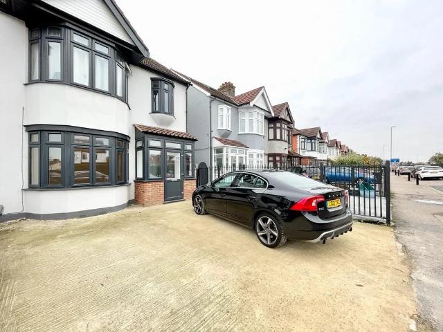 Apartment at Woodford Avenue, Greater London