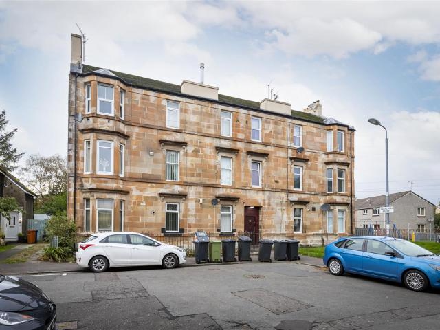 Apartment at Woodhead Avenue, Kirkintilloch
