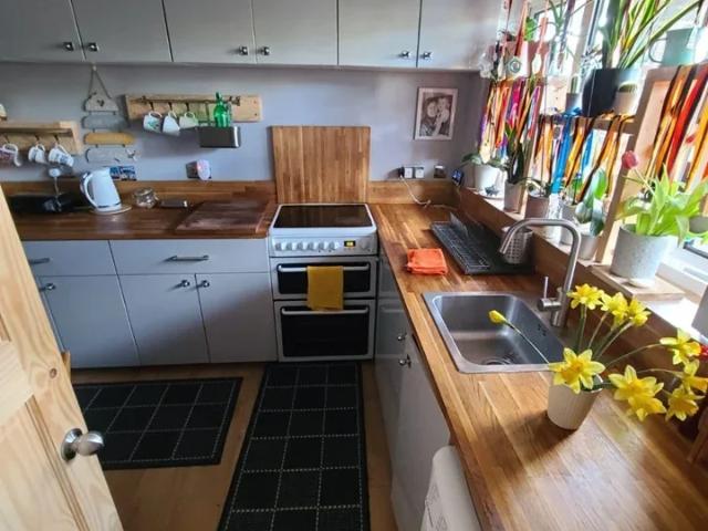 Apartment at Woodland Avenue, Brentwood