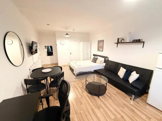 Apartment at Woodland Way, Greater London