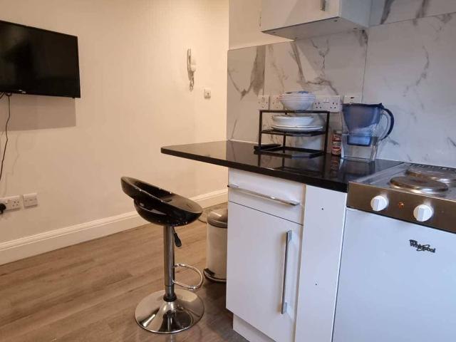Apartment at Warwick Gardens, Greater London