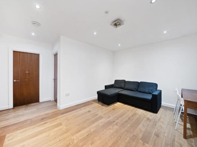 Apartment at Weir Road, Greater London
