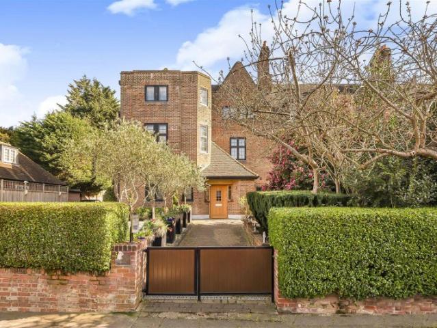 Apartment at WELLGARTH ROAD, HAMPSTEAD GARDEN SURBURB, NW11