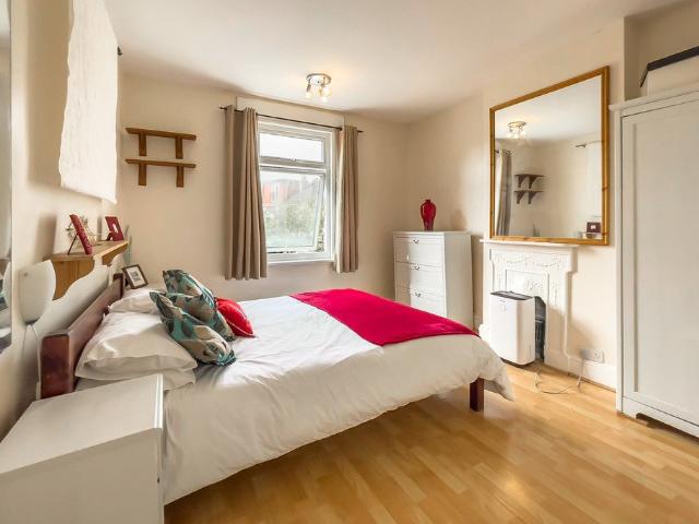 Apartment at West Barnes Lane, Greater London