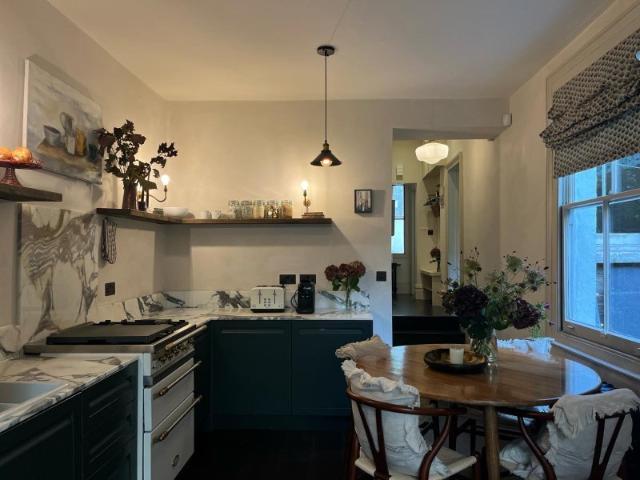 Apartment at Westwick Gardens, Greater London