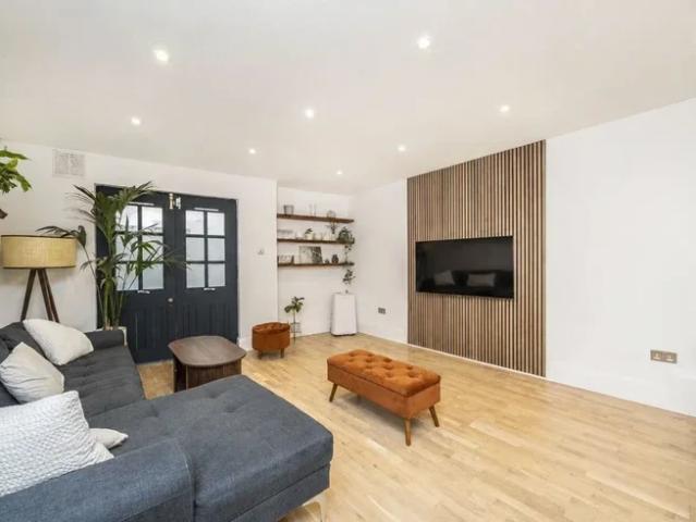 Apartment at Wheler Street, Greater London