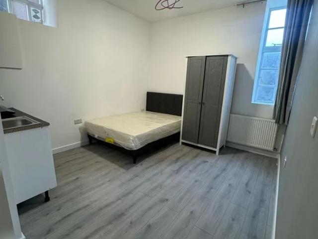 Apartment at Whitchurch Lane, Greater London