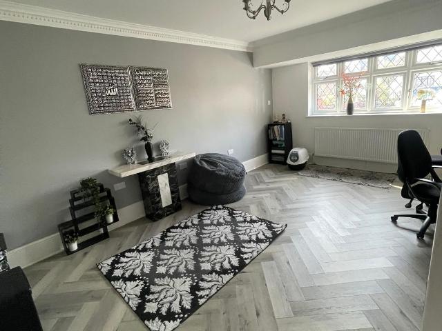 Apartment at Tomswood Road, Epping Forest