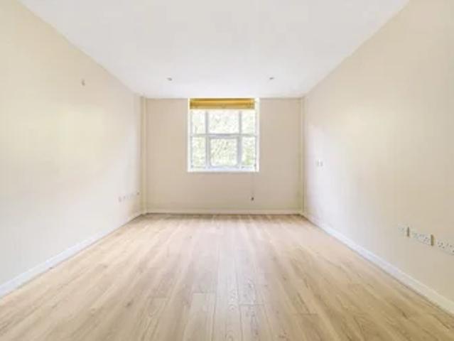 Apartment at Third Avenue, Greater London