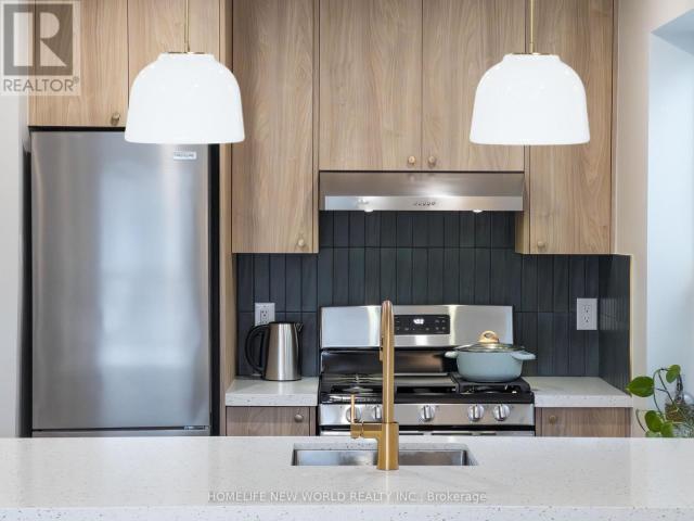 apartment at UPPER 27 MARIGOLD AVENUE, Toronto, Ontario, M4M3B1