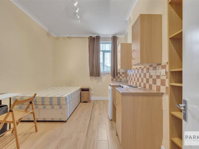 apartment at Uxbridge Road, London, W12 8LH