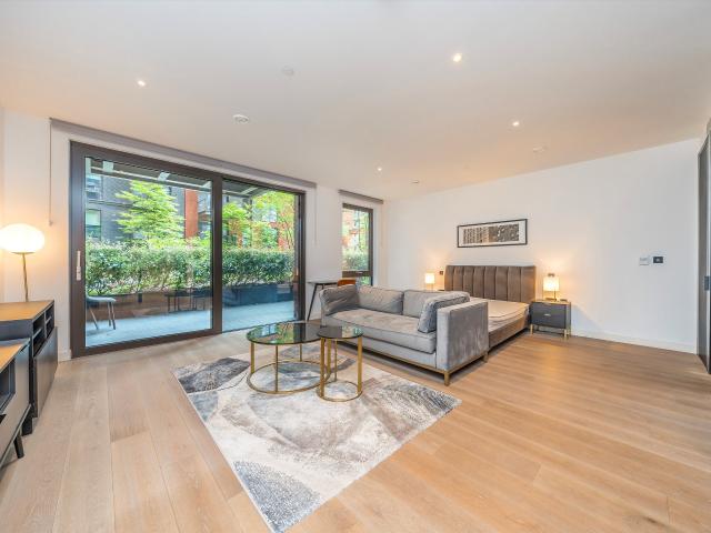 Apartment at Viaduct Gardens, Greater London