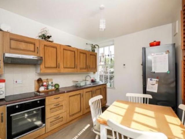 Apartment at Vicarage Crescent, Greater London