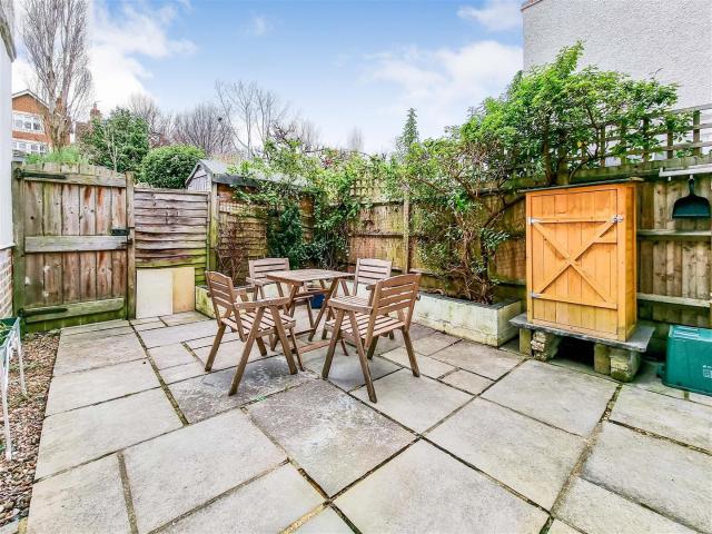 Apartment at Vineyard Hill Road, Greater London