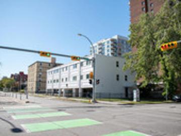 Connaught, Calgary, Alberta - Equipped kitchen