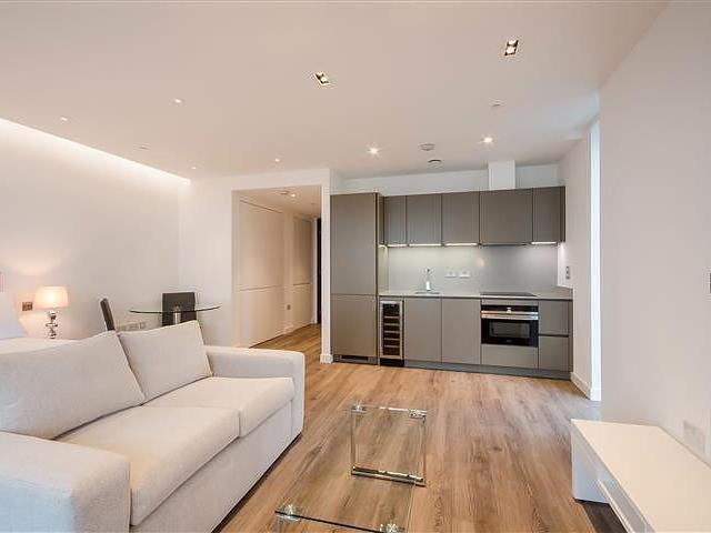 apartment for rent at apartment Satin House, Piazza Walk, Aldgate, London, E1