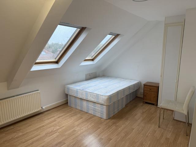 apartment for rent at Beechcroft Avenue Golders Green, London, NW11 8BLNW118BL, England