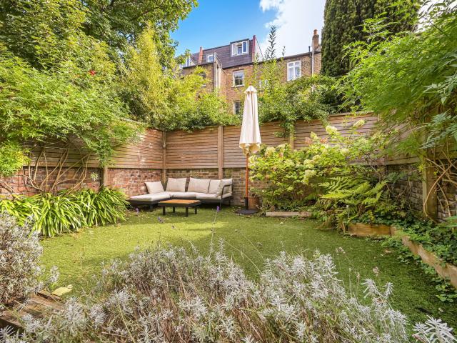 apartment for rent in 2 bed 2 bath flat with PRIVATE GARDEN, Cathnor Road, London, W12 9JA