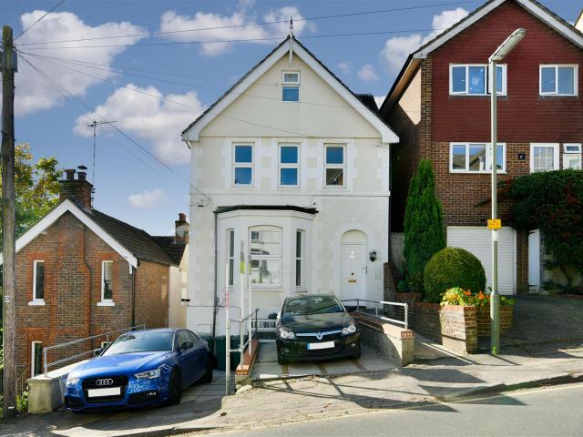 apartment for rent in 34, Grovehill Road, Redhill, RH1 6PJ
