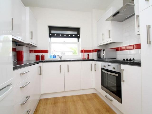 apartment for rent in Church Street, TW18 4XH