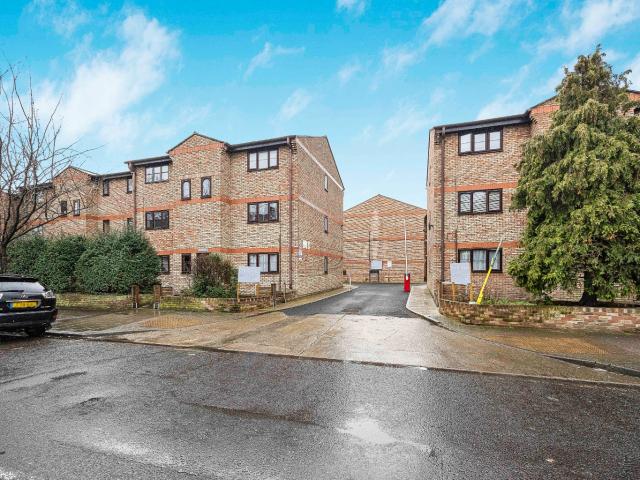 apartment for rent in Chobham Road, London, E15
