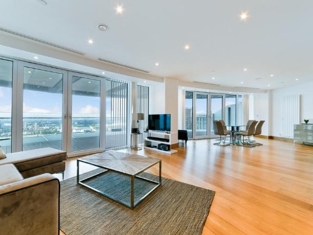 3 bedroom flat to rent on Crossharbour Plaza, London
