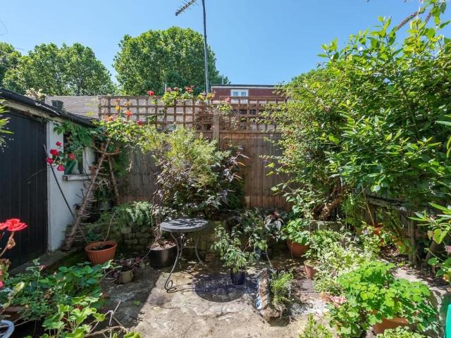 apartment for rent in Ambergate Street, SE17 3RX