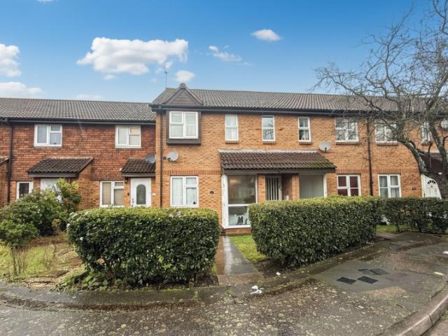 apartment for rent in Abbotswood Way, Hayes, UB3