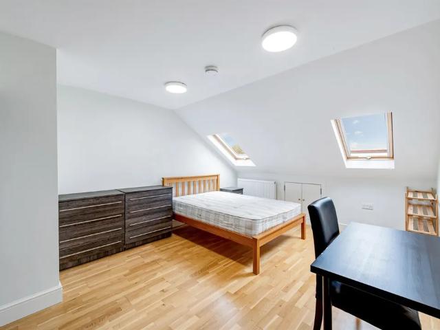 apartment for rent in Adelaide Road, London, W13
